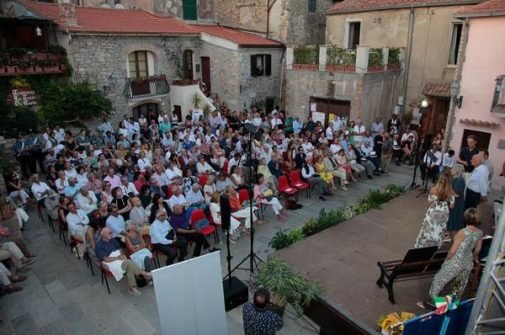 Piazza-magenta-a-Capalbio